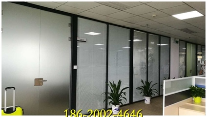 東莞辦公室百葉簾隔墻生產(chǎn)廠家價格解析與玻璃隔斷裝潢設計指南